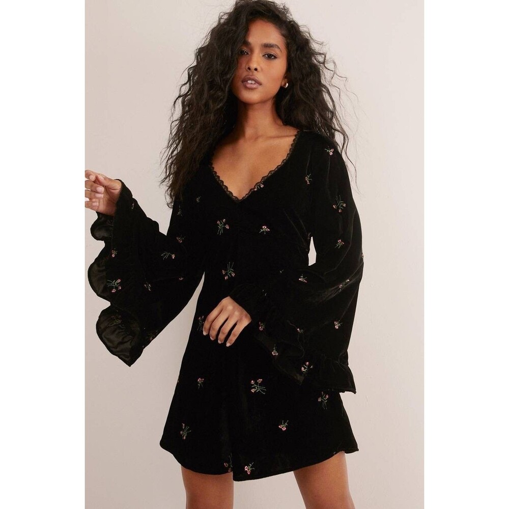 EUC Nasty Gal Black Velvet Floral Embroidered Lace-Trim Bell-Sleeve Mini Dress